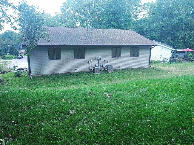 Foto del edificio - 701 Iroquois Ct