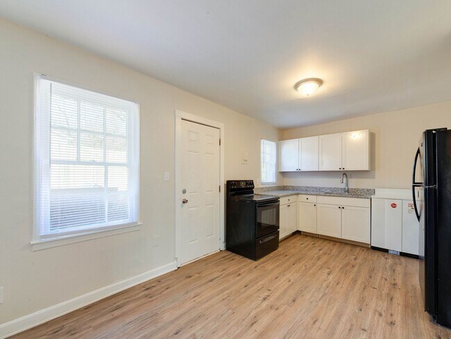 Building Photo - Renovated Townhome
