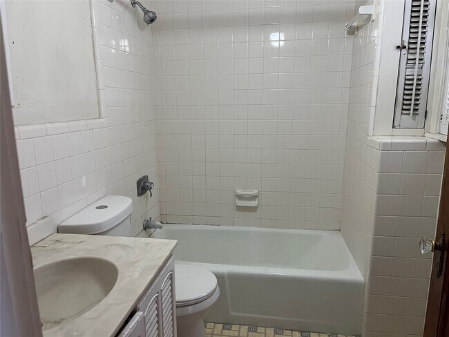 Foto del edificio - 124 Squires Ave