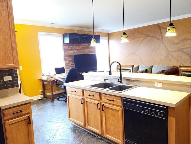 Building Photo - 221 Parkside Dr