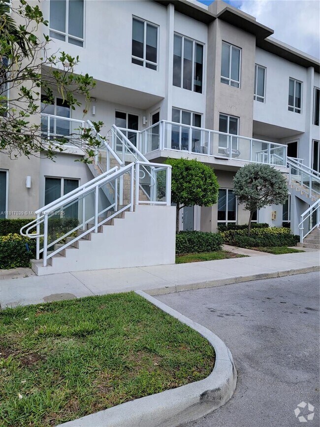 Building Photo - 6310 NW 103rd Pl