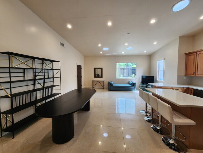 Building Photo - 10528 Tuxford St