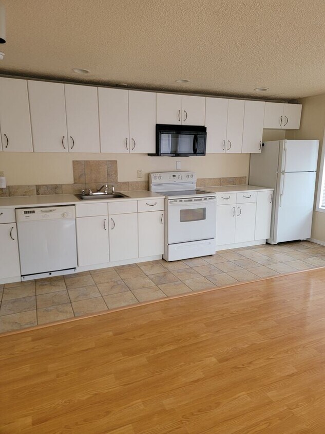 Foto principal - 10617 Westwood Dr SW