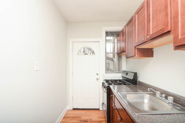 Foto del edificio - 631 W Barry Ave