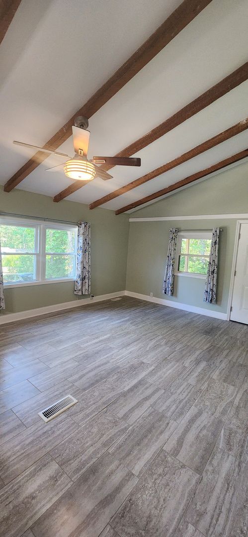 Building Photo - Cozy, completely remodeled 2 bedroom / 1 b...