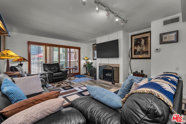 Foto del edificio - 5334 Lindley Ave