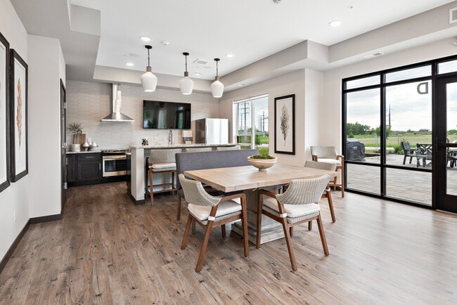 Building Photo - Fernbrook View Apartments