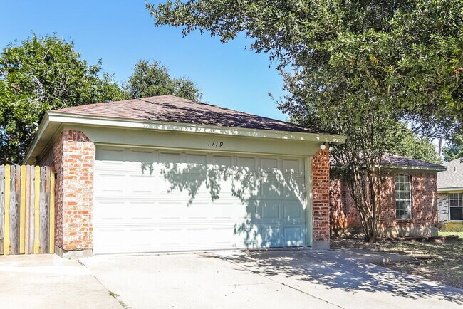 Building Photo - 1719 Wren Dr