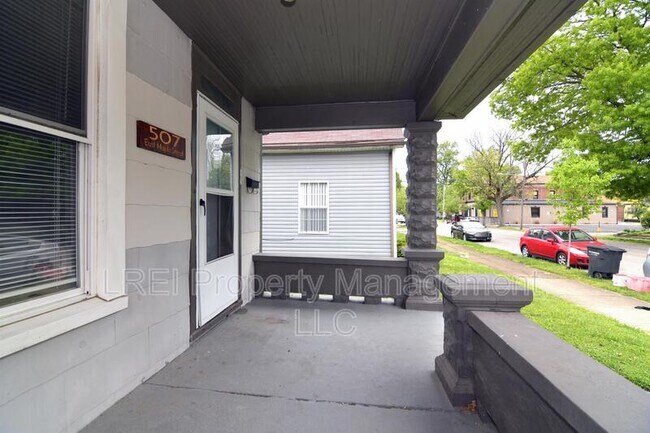 Building Photo - 507 E Maple St