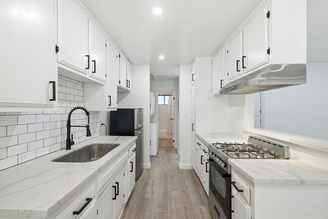 Building Photo - 5549 Fulcher Ave