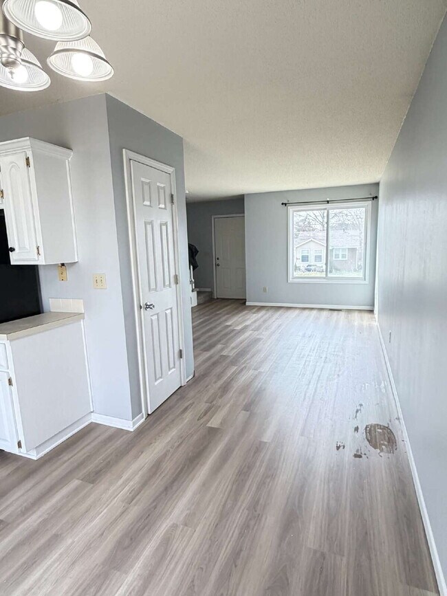 Foto del edificio - Newly renovated 2-bedroom 1.5 bath townhouse Near Merle Hay Mall!