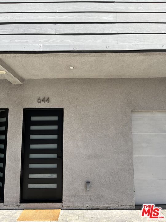 Building Photo - 644 N Manhattan Pl