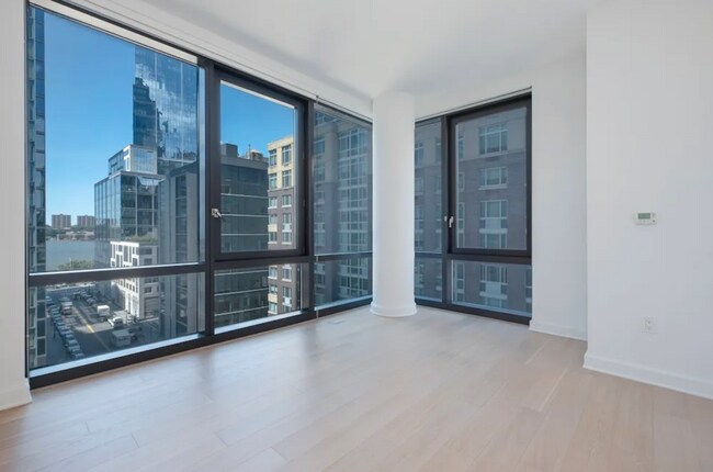 Building Photo - 249 W 60th St