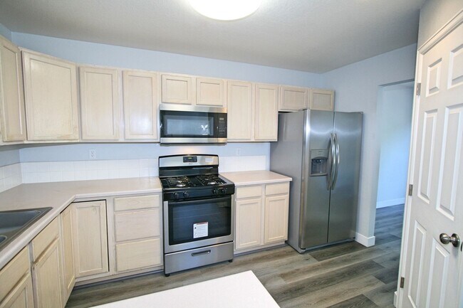 Foto del edificio - Desired End Unit Townhouse Available!