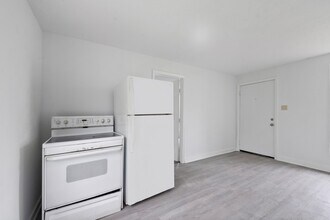 Building Photo - 806 E Emily Ave