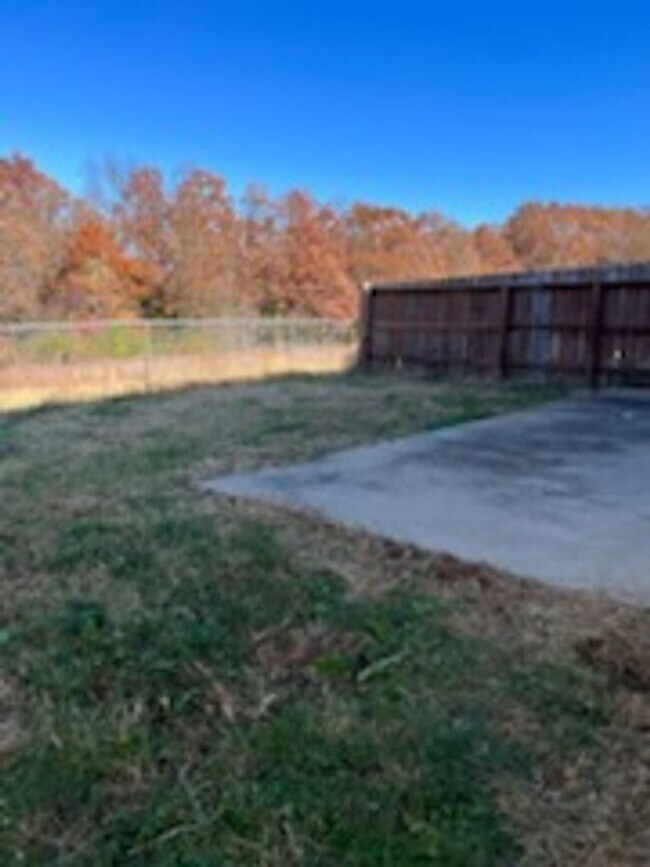 Foto del edificio - 16318 Holy Cross Ln