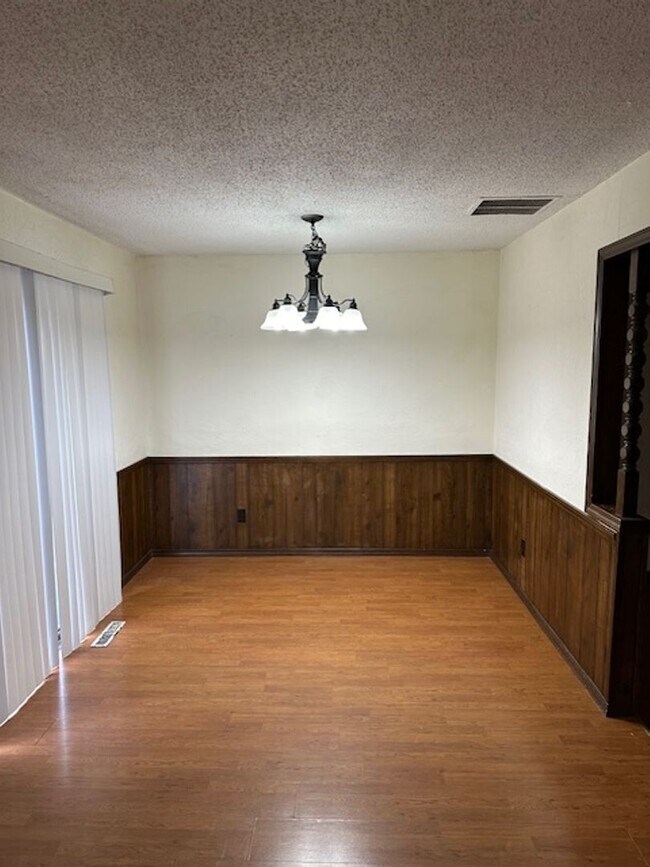 Foto del edificio - Great location on this 3 bedroom 2 bath house