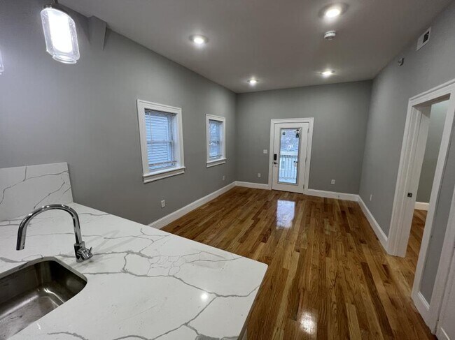 Foto del edificio - 4.0 bedroom in Somerville Massachusetts 02143