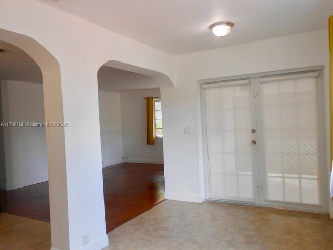 Building Photo - 625 South Dr