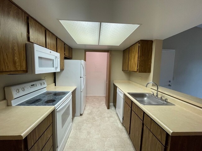 Building Photo - 1 Bedroom/ 1 Bathroom South Reno Condo