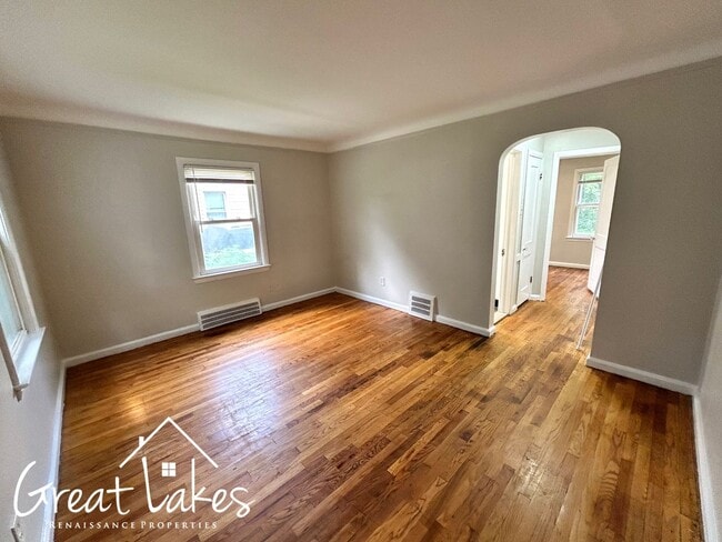 Building Photo - Stunning 3 Bedroom 1 Bathroom now availabl...