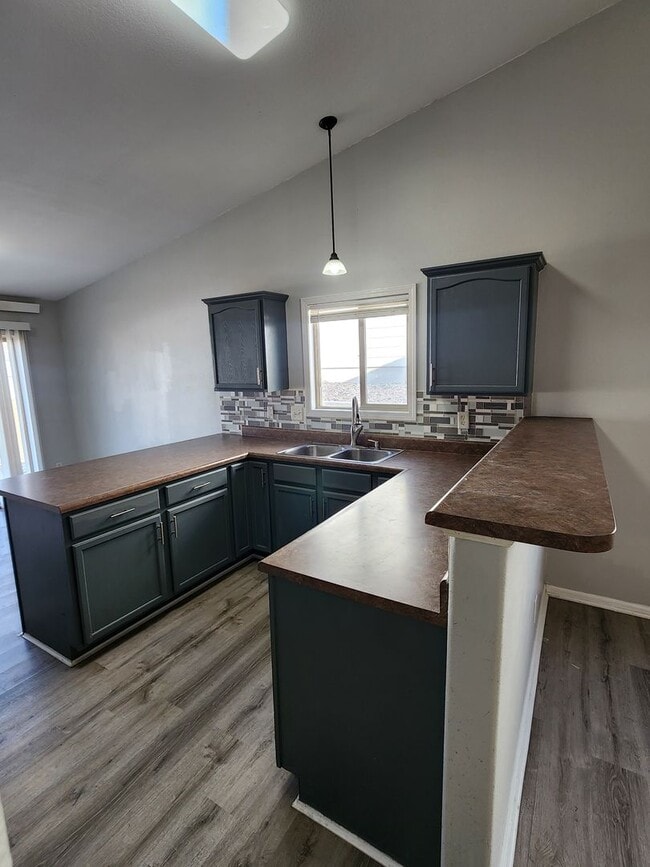 Foto del edificio - 1351 E Oakland St