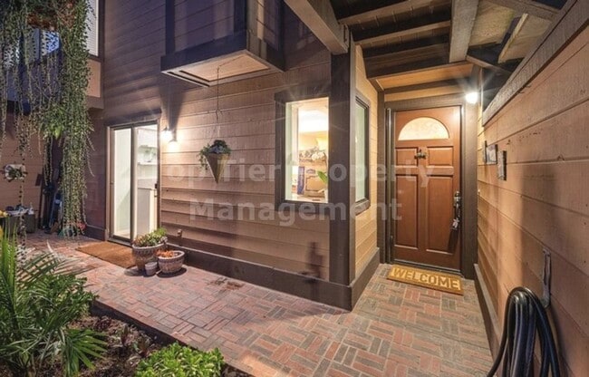 Foto del edificio - **Beautiful, Fully-Furnished 2 bed / 2.5 b...