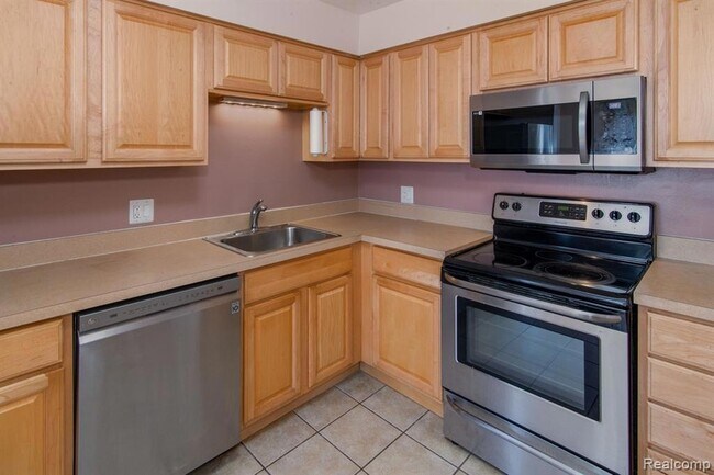 Foto del edificio - 6115 Orchard Lake Rd