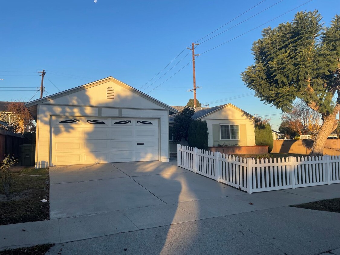 Foto principal - Newly remodeled 4-bedroom 2-bathroom Singl...