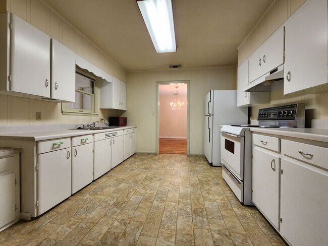 Foto del edificio - Cozy 3 bedroom 1 bath 1432 sq ft home COMING SOON!