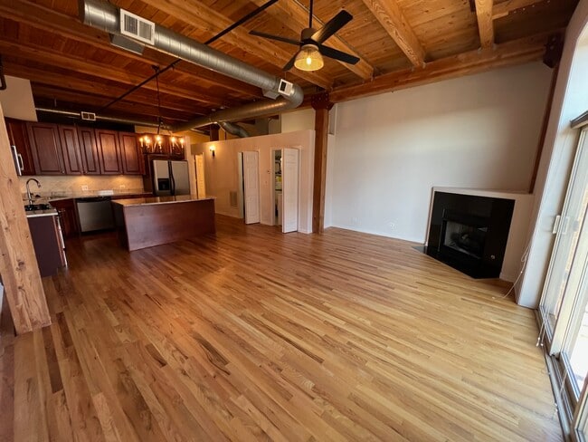 Building Photo - 2806 N Oakley Ave