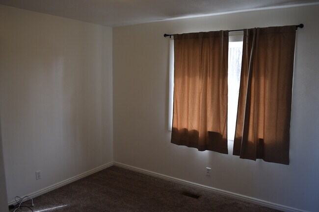 Building Photo - 497 E 1800 N