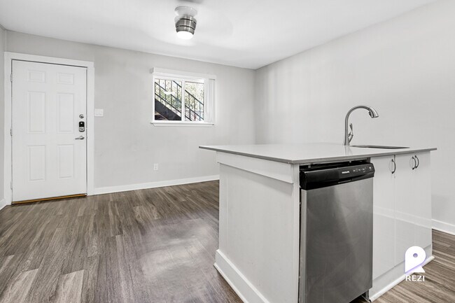 Building Photo - 902 Romeria Dr