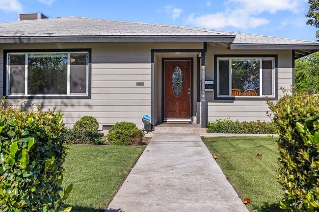 Building Photo - Beautiful 3 Bedroom / 2 Bathroom Home for ...