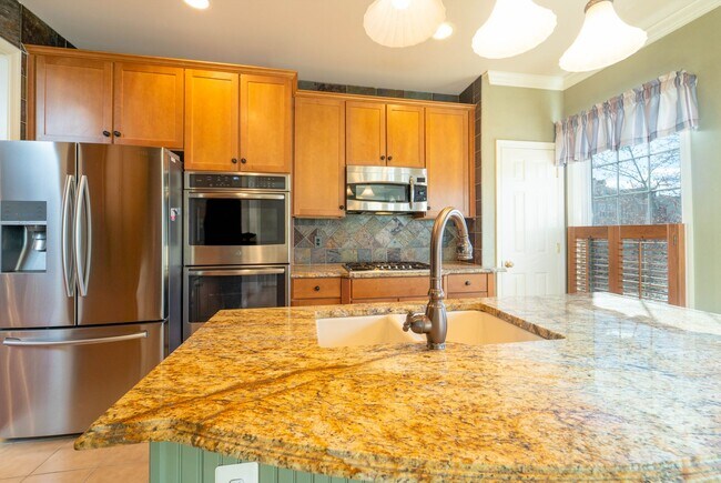 Foto del edificio - Updated Faircrest 4 BD 3.5 BA Townhome