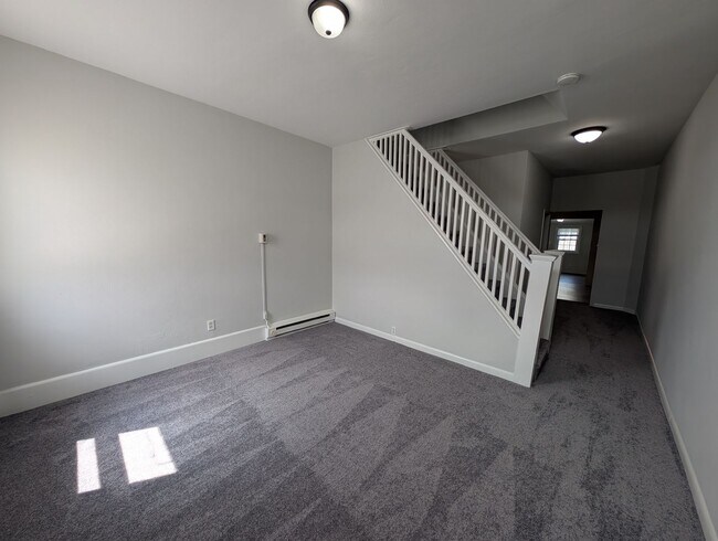 Foto del edificio - Large 2 Bed 1 Bath Townhome