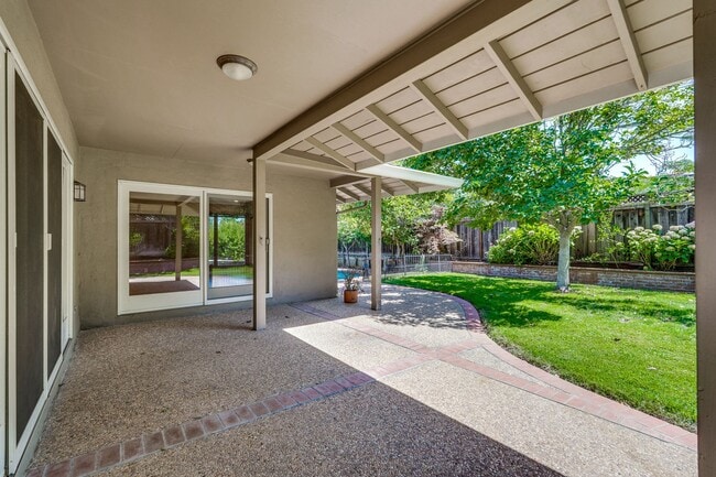 Building Photo - Excellent 3 Bedroom 2 Bath In A Great Neig...