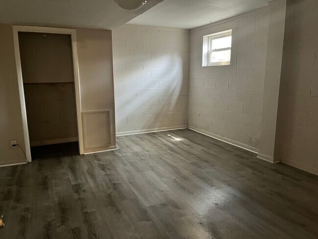 Foto del edificio - **Spacious 5-Bedroom Home with Modern Upda...