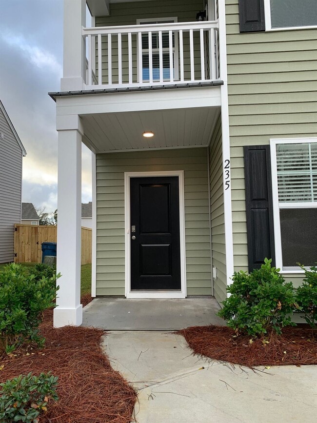 Building Photo - 235 Spencer Cir