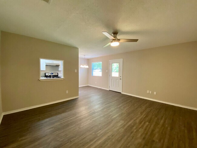 Foto del edificio - Charming Single-Story 3 Bed 2 Bath in South Austin!