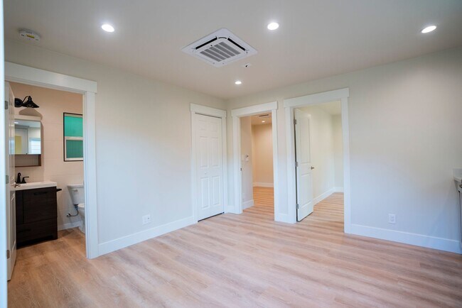 Foto del edificio - Detached ADU with Separate Driveway