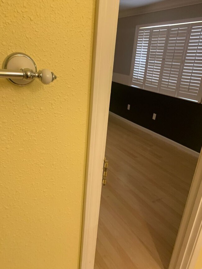 Building Photo - Beautiful Move in Ready 3 bedroom 2 bath home in Established neighborhood