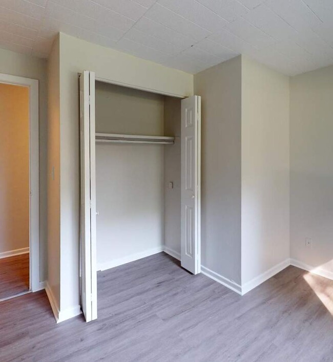Building Photo - 2609 Meadowbrook Ln