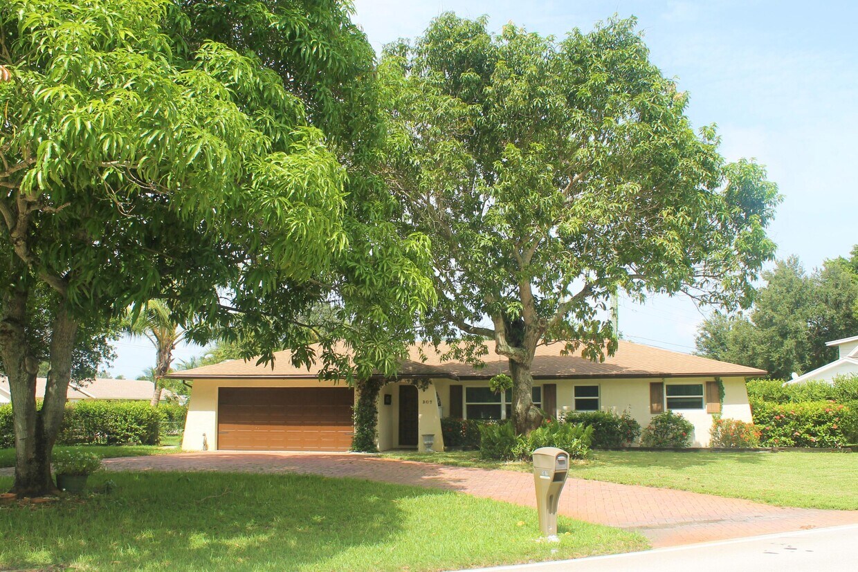 Primary Photo - 307 W Riverside Dr