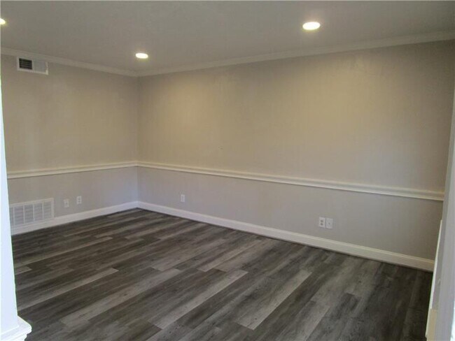 Building Photo - 1235 Riverside Dr