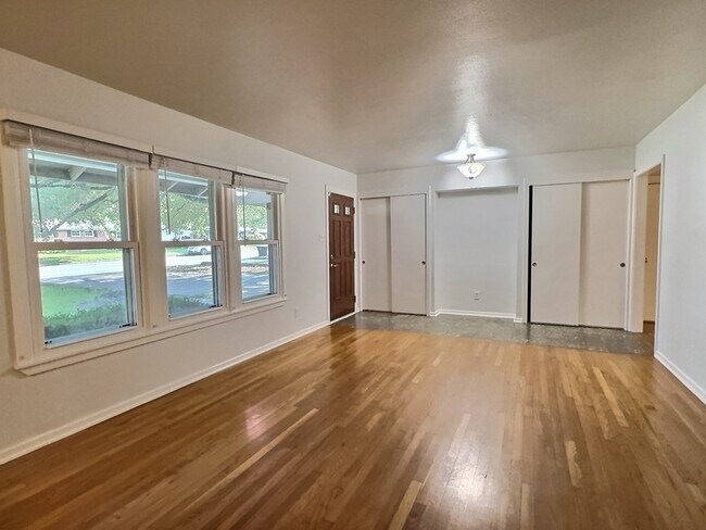 Building Photo - 635 Rockhill Dr