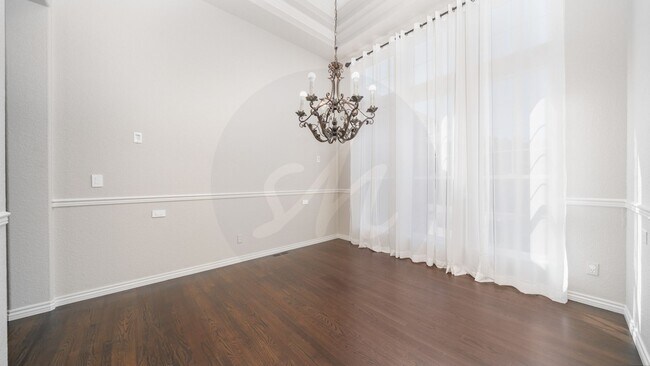 Building Photo - Gorgeous Rancher Located in University Bluffs