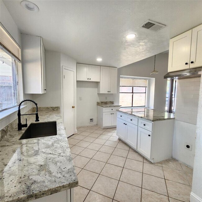 Foto del edificio - 8826 Lakeside Forest Dr