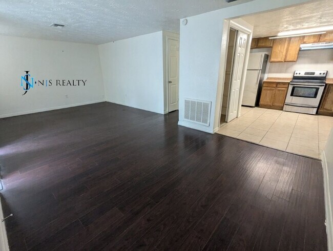 Building Photo - Gorgeous 3/2 1804 Sq. Ft. with new floorin...