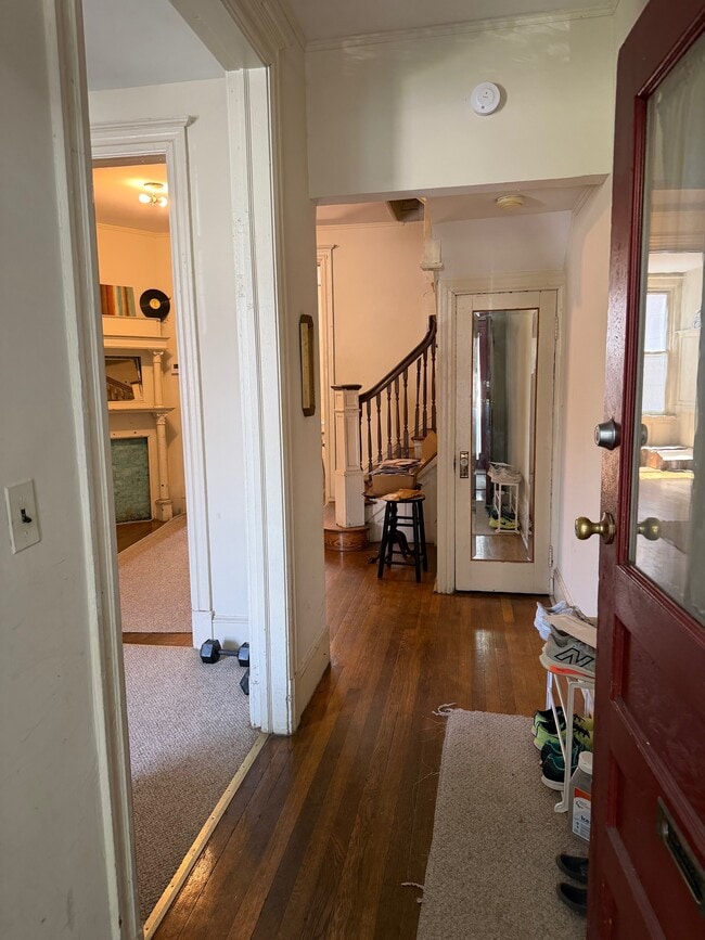 Entrada - 1336 Kenyon St NW